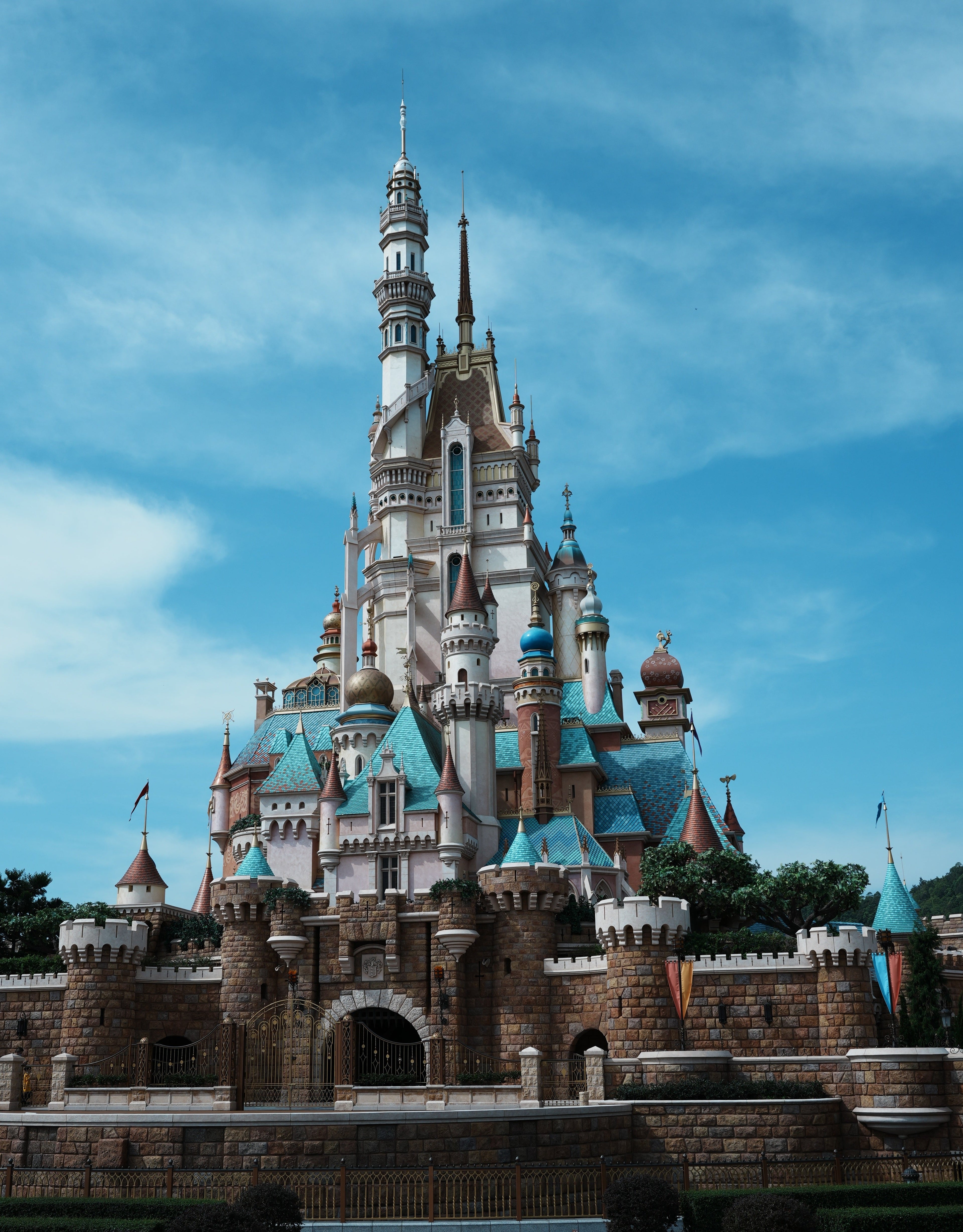 Hong Kong Disneyland Castle. Shop HKDL merchandise at LEALEA MART.