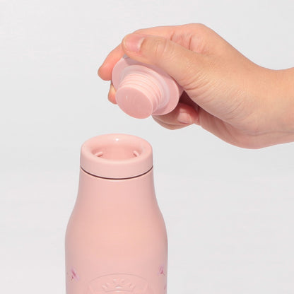 Starbucks Japan SAKURA Shine Brightly 2026 collection merchandise. Limited edition series featuring glitter pink stainless bottles, Stanley collaboration tumblers in pink gradient, and color-changing cups. The design theme highlights vivid spring colors, metallic gold accents, and bright cherry blossom patterns.